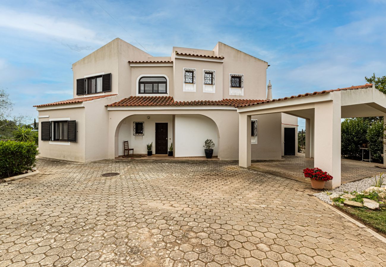 House in Porches - Casa do Vale: PET Friendly | Family, Pool & Beach