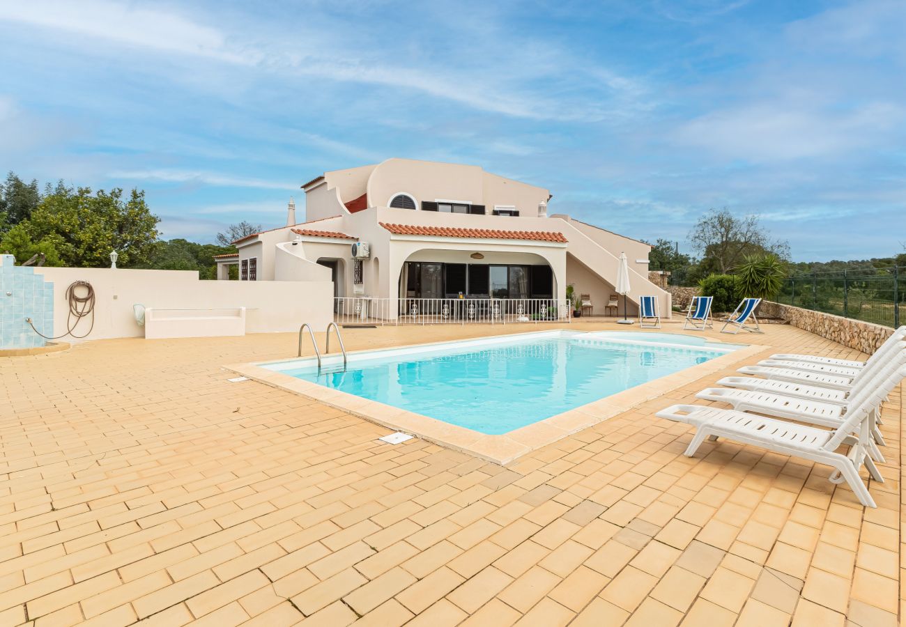 House in Porches - Casa do Vale: PET Friendly | Family, Pool & Beach