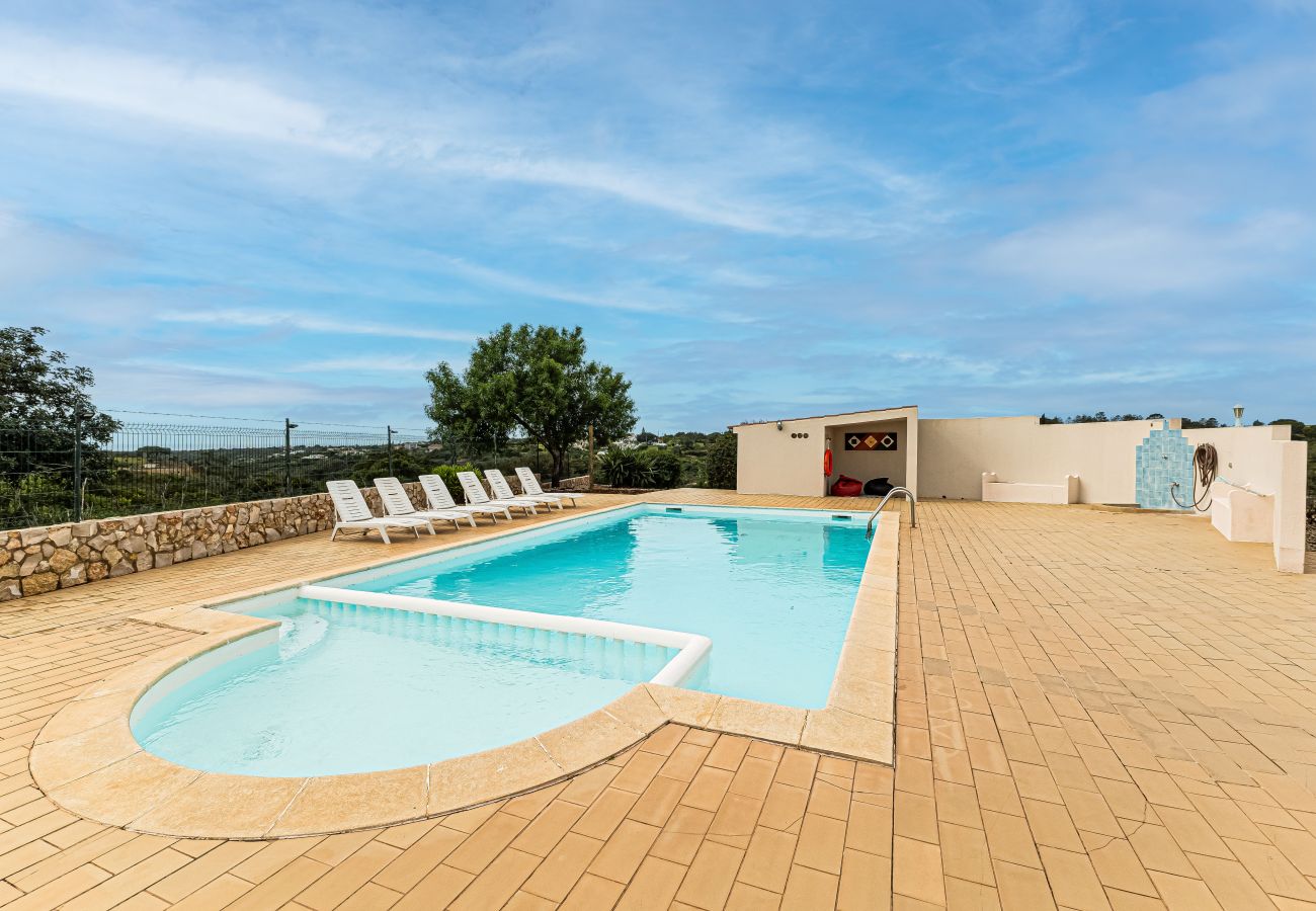 Casa em Porches - Casa do Vale: PET Friendly | Family, Pool & Beach